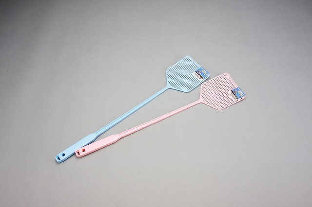 Fly Swatter "Polyhigh" (Blue， Pink assorted)#ハエタタキ　「ポリハイ」　アソート（ブルー・ピンク）